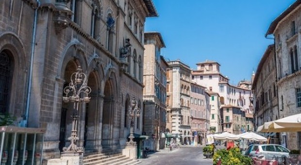 Perugia, in duecento alla maxi cena in piazza in stile medievale
