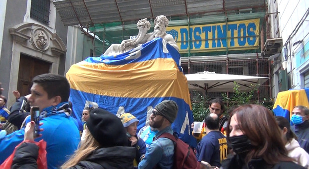 Napoli, festa dei tifosi del Boca Juniors per Maradona e il centro storico diventa Buenos Aires