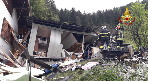 La casa dove è avvenuta l'esplosione questa mattina a Sorriva di Sovramonte e i soccorritori