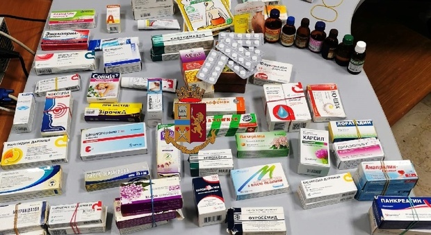Napoli, sequestrate 71 confezioni di farmaci pericolosi per la salute: erano abbandonate per strada