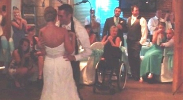 Paraplegico, fa una sorpresa alla sua sposa ​al matrimonio: si alza e balla con lei