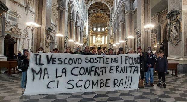 Napoli, blitz delle famiglie senzatetto di piazza Miraglia al Duomo: «Sgomberati dalla Confraternita»