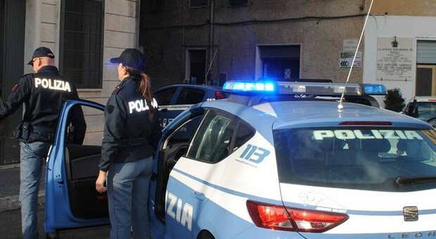 https://statics.cedscdn.it/photos/MED/27/38/8702738_08183721_polizia.jpg