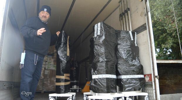 Il materiale raccolto all’Inrca per gli aiuti in Ucraina FOTO MARINELLI