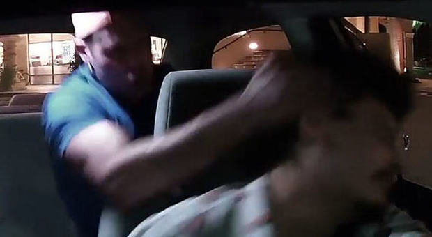 L'autista Uber aggredito dal passeggero ubriaco: lui filma tutto. E l'uomo reagisce così... -GUARDA