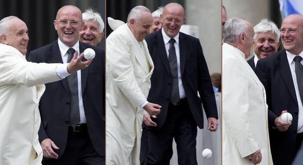 Papa Francesco festeggia i 200 anni dei gendarmi: «So che vorrebbero comprarvi e corrompervi»