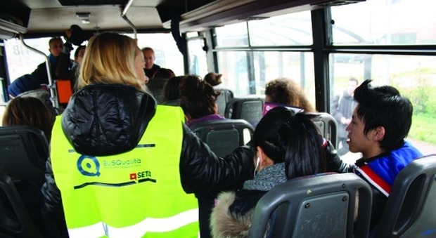 Aggressione sul bus, sorpreso senza biglietto prende a pugni una donna controllore