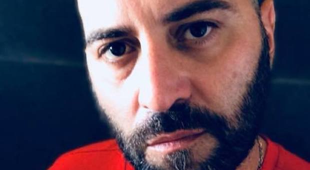 Giuliano Sangiorgi indossa una maglietta rossa per i migranti: «Per me la vita è più importante»
