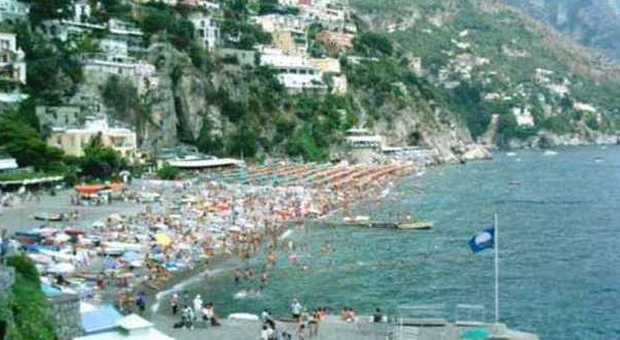 Choc a Positano: turista muore sulla spiaggia grande davanti ai bagnanti