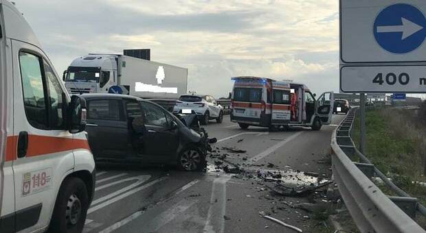 Lecce, incidente in tangenziale: auto travolta da un'altra auto mentre esce dalla piazzola di sosta. Giovane in ospedale