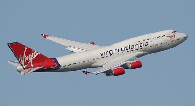Londra, copilota accecato da raggio laser: rientro d'emergenza per aereo Virgin