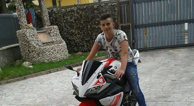 Napoli, 16enne si schianta con la moto e muore: su Facebook l'ultimo post profetico