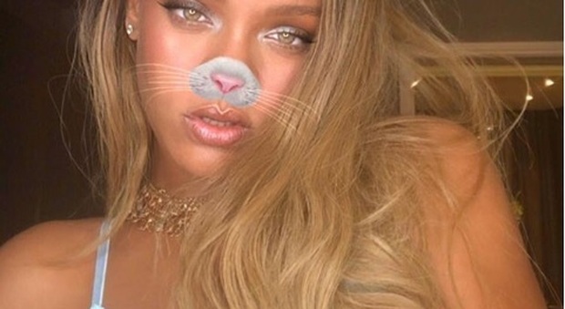 Rihanna, sempre più sexy su Instagram con un decollete che fa impazzire i fan