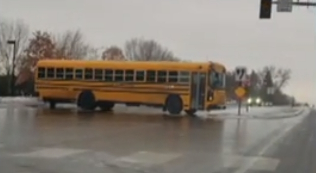 Ghiaccio e neve e lo scuolabus «pattina» in mezzo alla strada