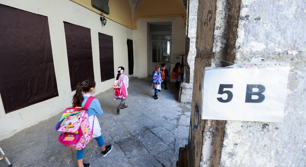 Napoli, aprono domani le 4 scuole senza segnaletica antiassembramento