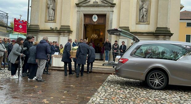 Morto trafitto dal cervo, chiesa di Scandolara gremita per l'addio a Manuel Favaro