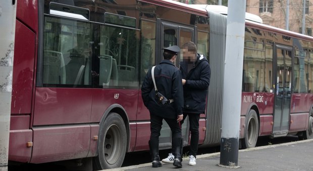 Sesso sul bus davanti ai passeggeri: denunciati un 17enne e una 28enne