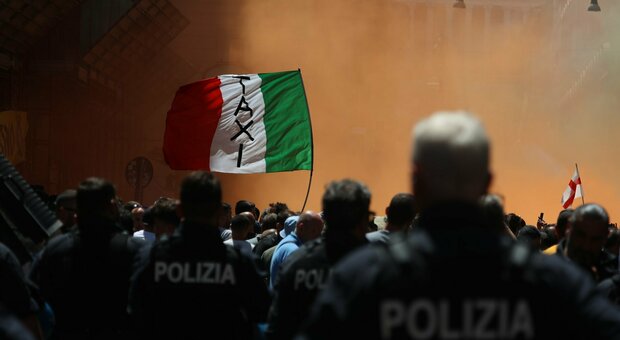 Tassisti, nuova protesta a Roma:bloccata via del Corso davanti a Palazzo Chigi. Slogan contro Uber e governo