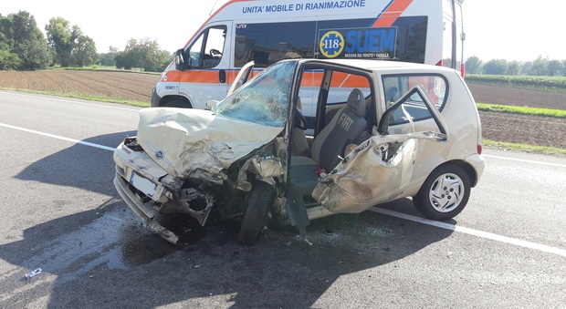La Fiat 600 distrutta (foto Polizia dei Castelli)