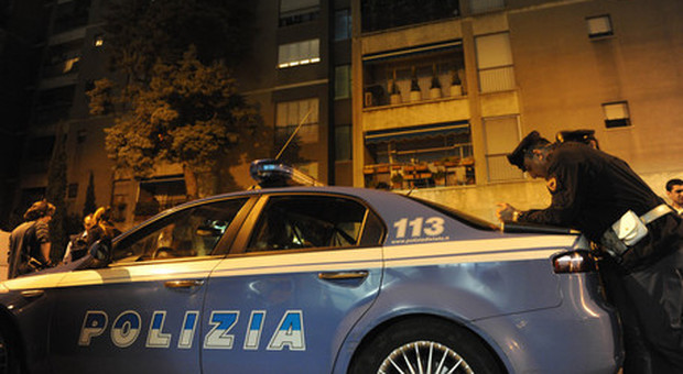 Roma, anziano legato al letto e picchiato per 120 euro: 3 rapinatori in fuga