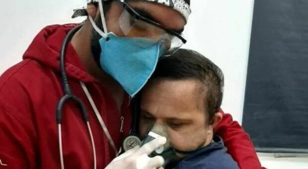 Il paziente Covid affetto da sindrome di Down rifiuta l'ossigeno, l'infermiere lo abbraccia e lo aiuta a respirare