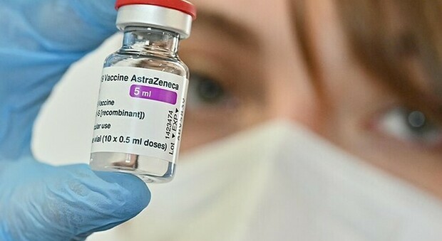 Astrazeneca, in Gran Bretagna verrà dato vaccino Pfizer o Moderna per gli under 30