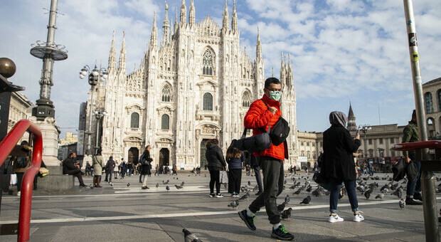 Covid, a Milano torna l'obbligo di mascherina all'aperto: ecco dove