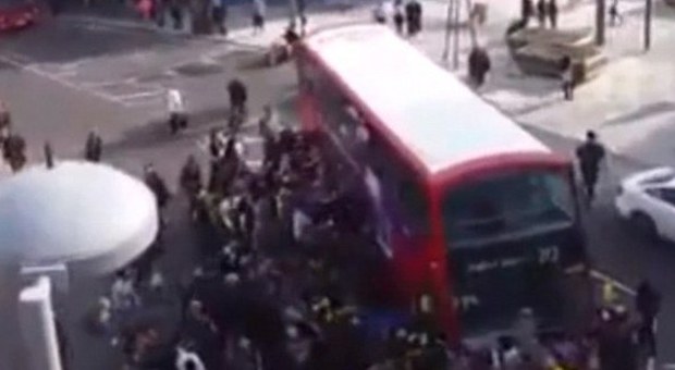 Londra, rimane bloccato sotto il bus a due piani: la folla sposta l'autobus e lo libera
