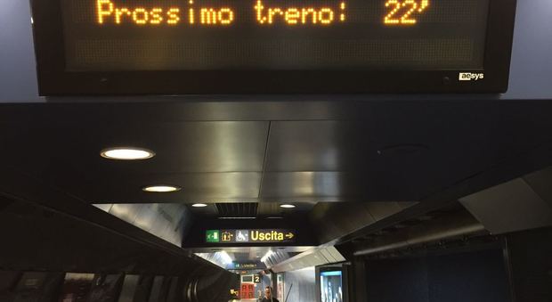 «Napoli, in attesa della metropolitana che viaggia con 20 minuti di ritardo»