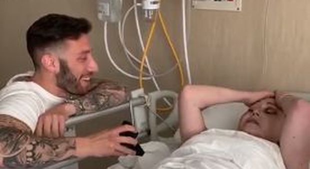 Le chiede di sposarlo nel letto d'ospedale, due giorni dopo Chiara muore a causa di un tumore