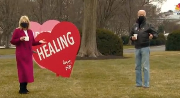 Joe e Jill Biden, sorpresa alla Casa Bianca: visita mattutina alle decorazioni di San Valentino