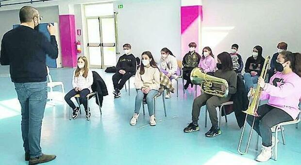 Istituto comprensivo Nazareth Musto, riecco la musica in classe: gli alunni provano i nuovi strumenti dopo il furto