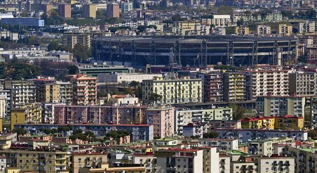 Una veduta del quartiere Fuorigrotta a Napoli con una alta concentrazione di immobili, 13 aprile 2022. ANSA / CIRO FUSCO
