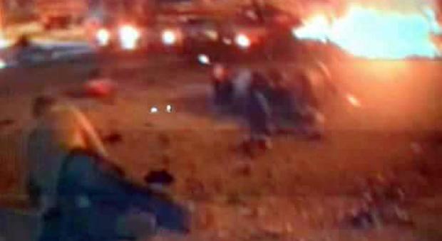 Due autobomba a Bengasi, strage vicino alla moschea: almeno 25 morti, anche vertici degli 007