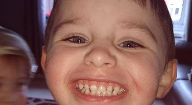 Impigliato con la maglia mentre si lancia dallo scivolo, bimbo di 3 anni muore soffocato