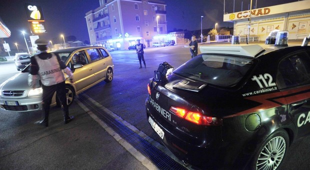 Roma, aggredisce e rapina due giovani: arrestato un 26enne