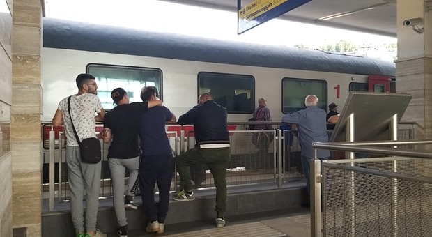 Tragedia nella stazione di Agropoli, 16enne si lancia sotto il treno: morta