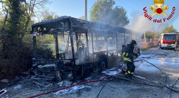 In fiamme autobus di linea: conducente e passeggeri illesi