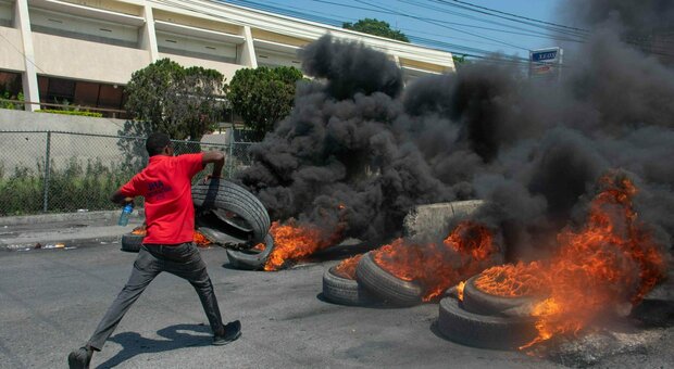 Terrore ad Haiti, bande armate di machete minacciano la capitale: 15 corpi ritrovati a Port au Prince