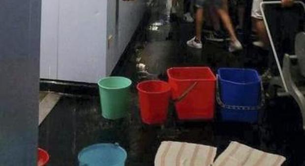 Piove, la scuola è un colabrodo: decine di secchi in corridoio
