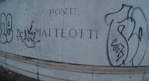Roma, ponte Matteotti sfregiato dai writers