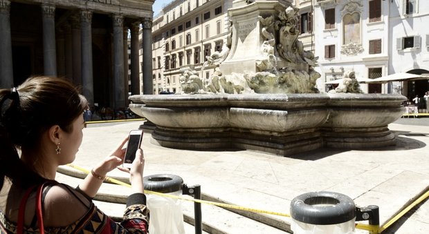 Roma, la fontana del Pantheon diventa off limits: spuntano le transenne anti-bivacco