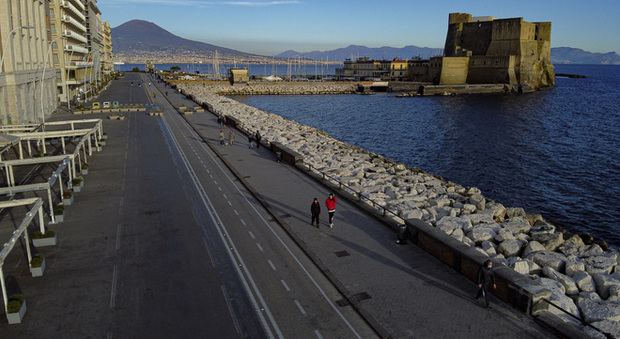 «Coronavirus: restate in casa», la Protezione civile diffonde il messaggio ma Napoli è una città deserta
