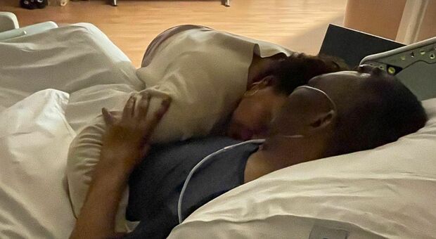 Pelé, la figlia condivide la foto dall'ospedale: «Un'altra notte insieme». Preoccupano le condizioni di O Rei