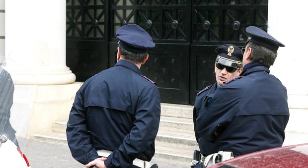 Agenti in servizio di vigilanza davanti al Tribunale di Salerno
