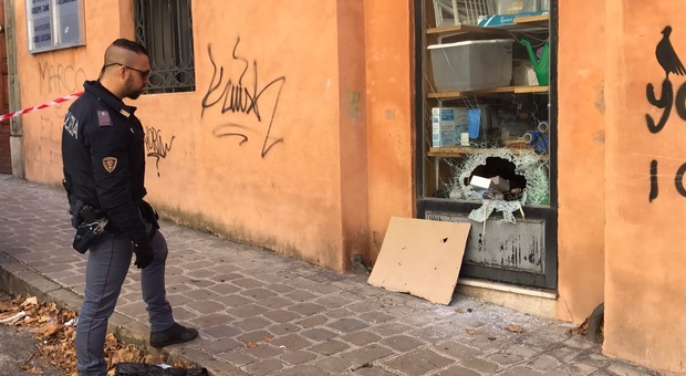 Ancona, furti nei negozi: giovane papà incastrato da spycam e tracce di sangue