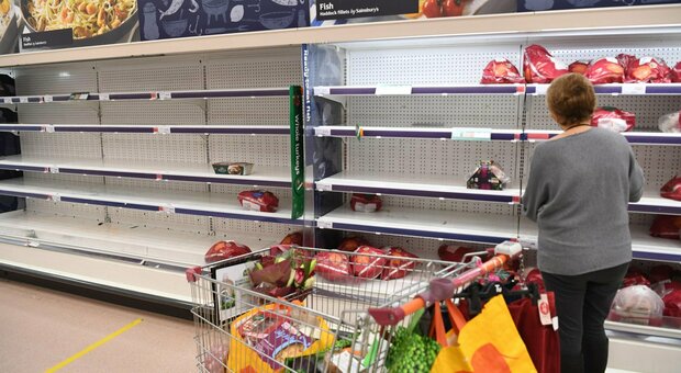 Variante inglese, Inghilterra verso un nuovo lockdown. La popolazione assalta i supermercati