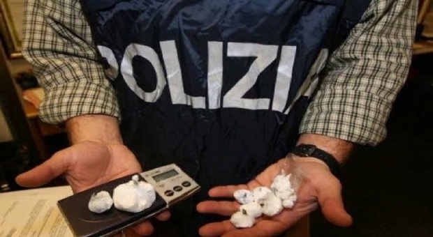 Napoli, dosi di cocaina nascoste dietro il pc del negozio: arrestato