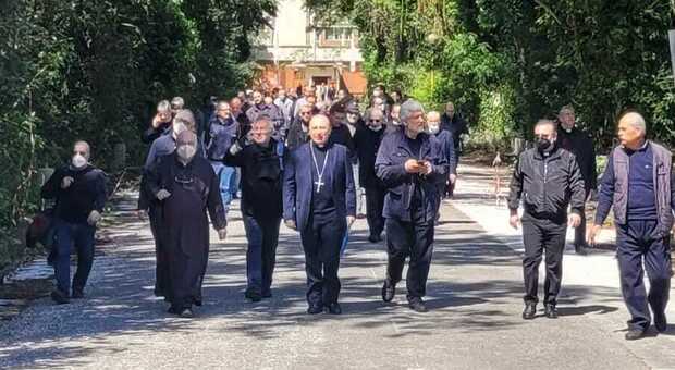 Caserta, il vescovo e i sacerdoti in marcia per il Macrico