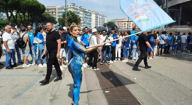 Paola Saulino sfila colorata d'azzurro